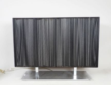 MASSIVE.
Lampe en métal chromé, l'abat-jour en fil