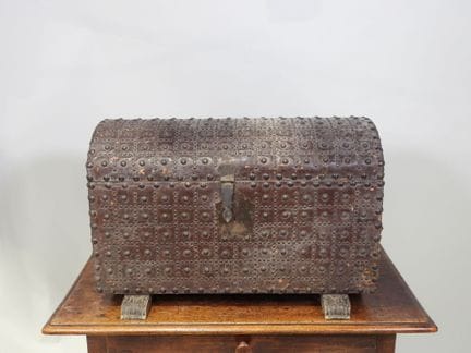 Bauletto in legno rivestito in pelle trapuntata, c