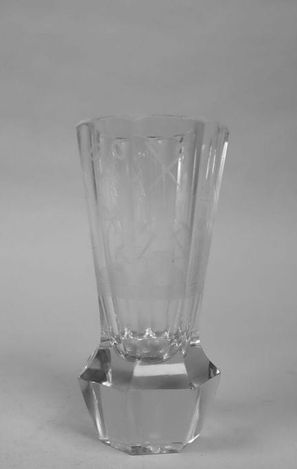 Copa de cristal grabada con numerosos símbolos mas