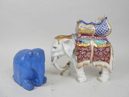 INDIA, XX secolo.
Due elefanti, uno in porcellana 