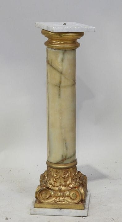 Base a colonna, fusto in marmo, capitello corinzio
