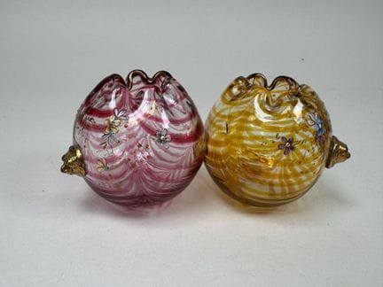 Ein Paar kleiner Vasen aus teilweise farbigem Glas