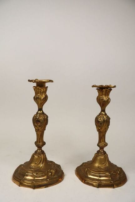 Coppia di candelieri in bronzo cesellato e dorato,