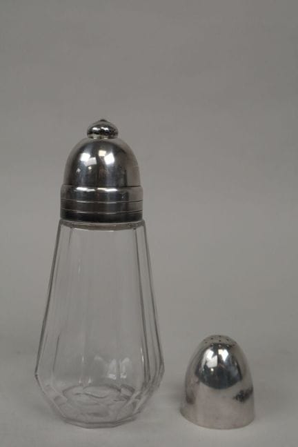 CHRISTOFLE.
Azucarero de cristal con facetas, con 