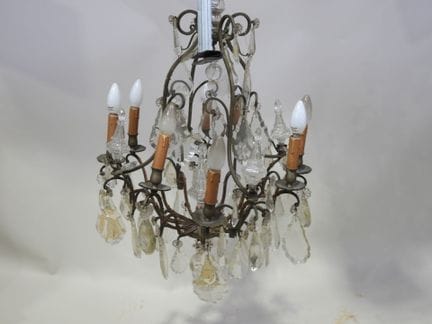 Lustre en laiton, verre et fer forgé peint à huit 