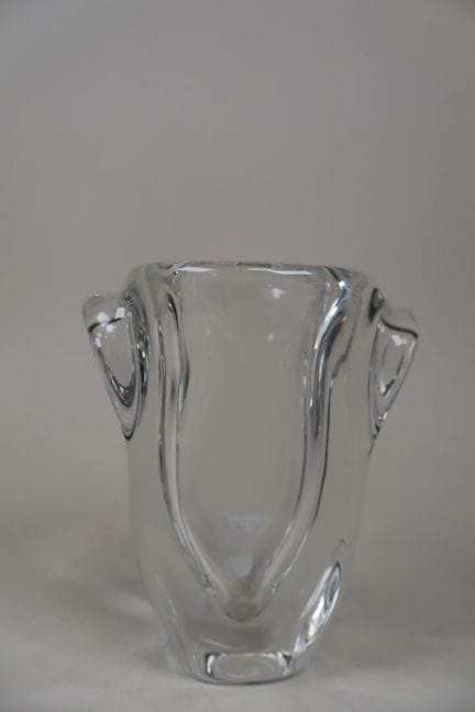 SEVRES.
Jarrón de cristal moldeado. Sello en el re
