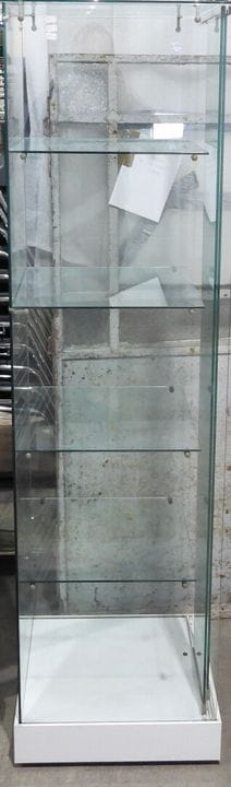 方形玻璃展示柜，采用帘式单扇门开启，内设四层搁板，底座为带滚轮的白色塑料底座。
20世纪。
171 