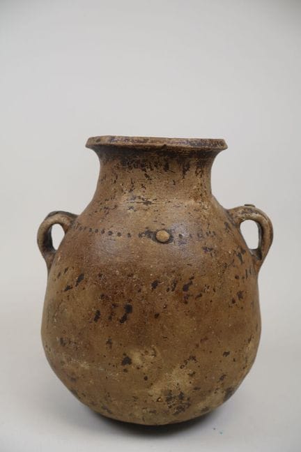 Terrakotta-Krug mit gewölbtem Bauch und zwei klein