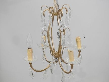 Lustre en métal peint doré et verre à pendeloques,