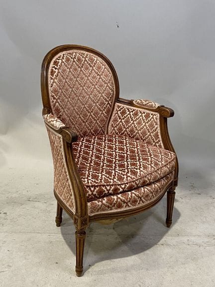Sillón bergère de madera moldeada y tallada, con r