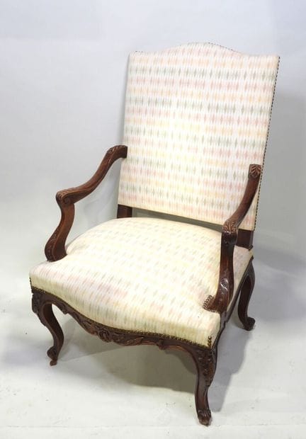 Sillón de madera moldeada y tallada con motivos ve