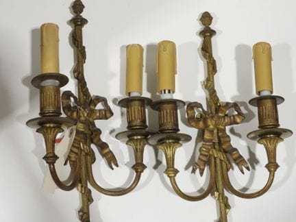 Paire d'appliques en bronze doré et ciselé, le fût