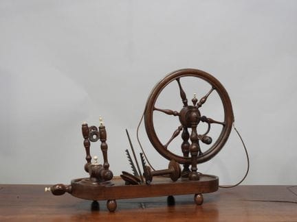 Ruota da filatoio da tavolo in legno tornito, pogg