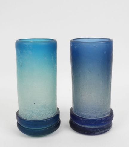 Dos vasos de cristal soplado teñido de azul.
Obra 