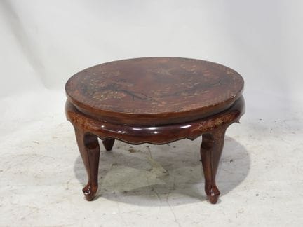 Mesa de centro de madera lacada, con motivos graba
