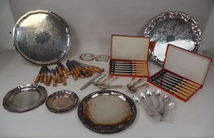 Set composto da: 
- 10 coltelli da tavola e 11 col