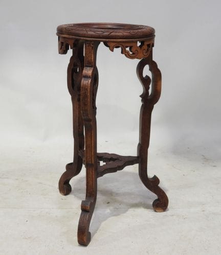 Tavolino in legno modanato e intagliato, con piano