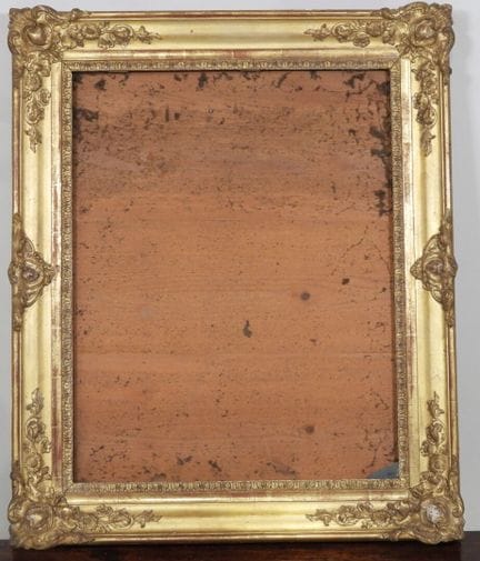 Marco de madera y estuco dorado con motivos floral