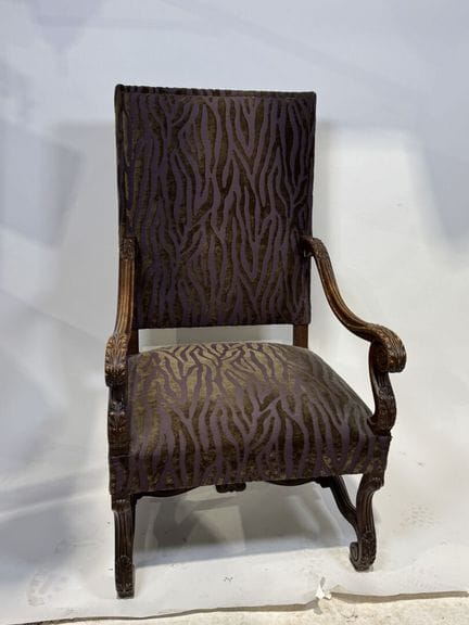 Sillón de madera moldeada y tallada, con brazos y 