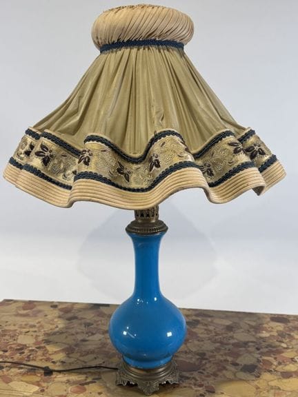 Lampe en opaline bleue et monture en laiton, l'aba