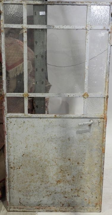 Due porte da officina in ferro verniciato e vetro.