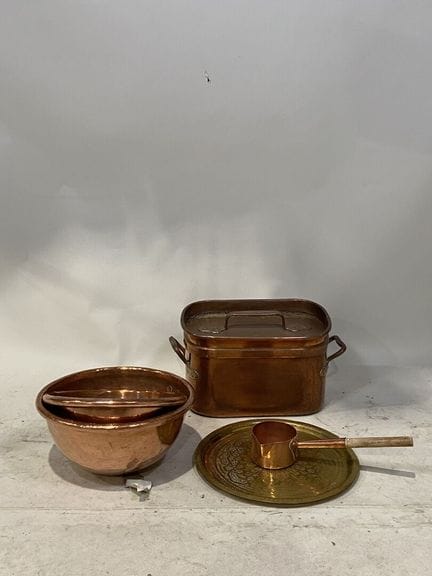 Set in rame e ottone composto da: pentola, ciotole