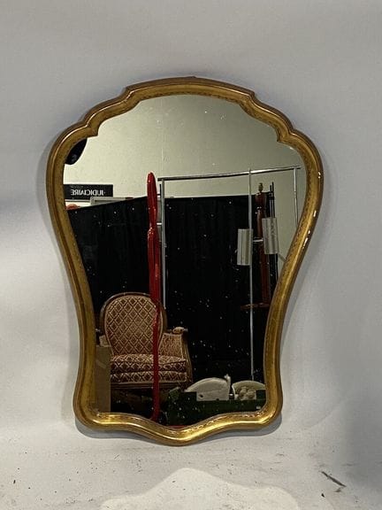 Goldfarben bemalter Holzspiegel mit ausgeschnitten