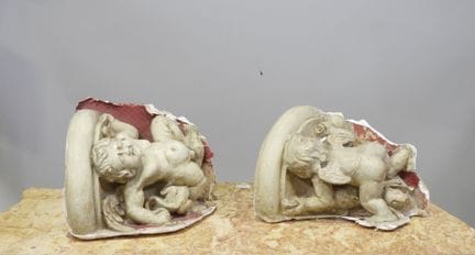 Dos sillitas de yeso pintadas con motivos de putti