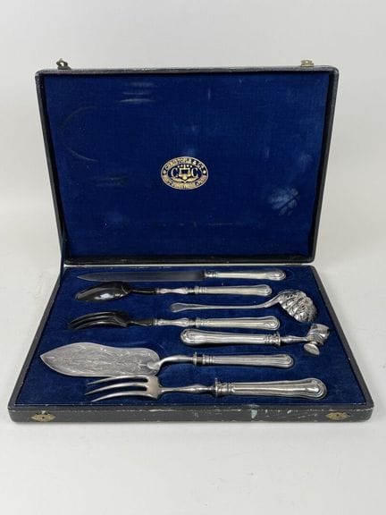 CHRISTOFLE.
Set in metallo argentato e corno, comp