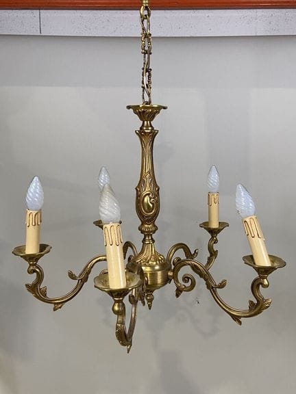 Paire de lustres en laiton à cinq bras de lumière,