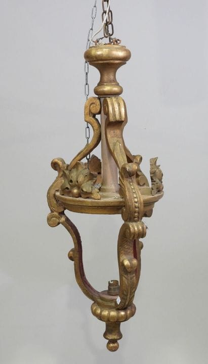 Lanterne en bois sculpté, doré et peint, à décor d