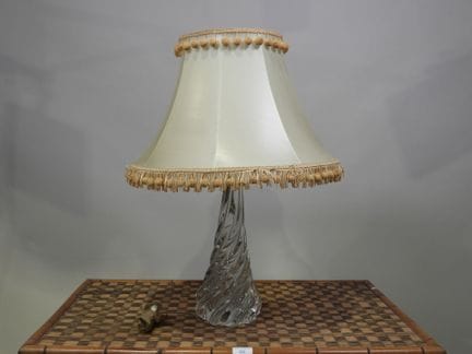 JB FRANCE.
Lampe en cristal, le fût torsadé, marqu
