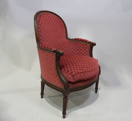 Sillón bergère de madera moldeada y tallada, con r