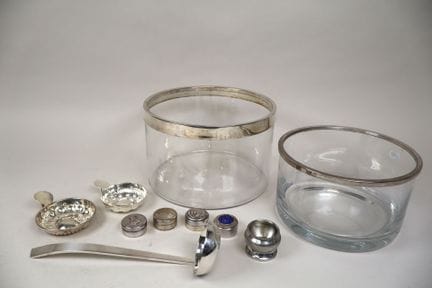 Set in metallo argentato composto da: 
- due cioto