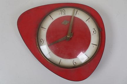 CHAMPION.
Orologio di forma libera in legno e lami