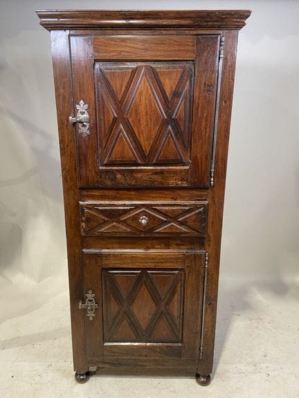 Mobile a forma di uomo in legno di noce modanato, 