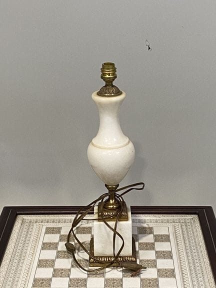 Lampe en laiton et marbre blanc de forme balustre 