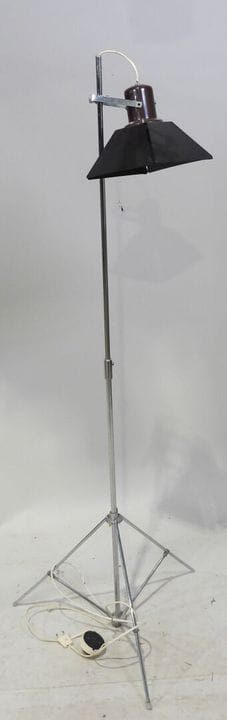 Lampadaire en métal, l'abat-jour en tôle, le fût e