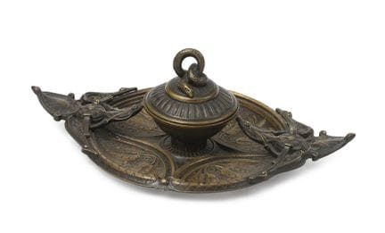 Ciotola in bronzo patinato centrata su un vaso cop