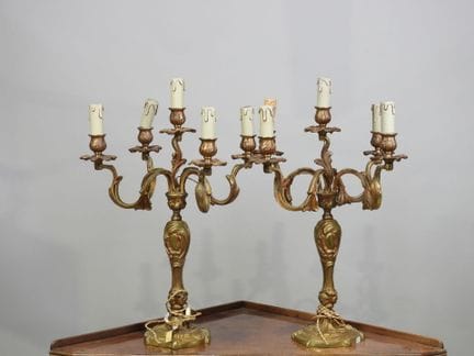 Paire de flambeaux en métal doré à cinq bras de lu