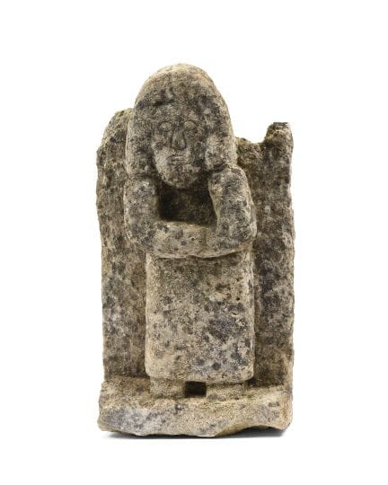 POPULÄRE KUNST.
Stilisierte weibliche Figur. 
Stei