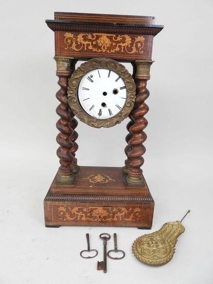 Orologio a pendolo con struttura a portico in legn