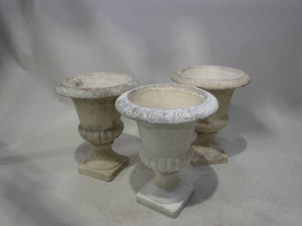 Tres jarrones Médicis de piedra reconstituida, uno