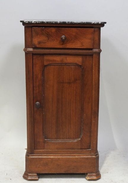 Comodino in legno modanato, dotato di un cassetto 