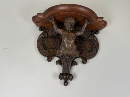 Piedistallo da parete in legno intagliato e trafor