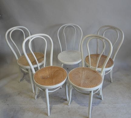 Conjunto de cinco sillas de bar de madera lacada e