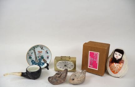 Set di oggetti da vetrina e souvenir di viaggio co