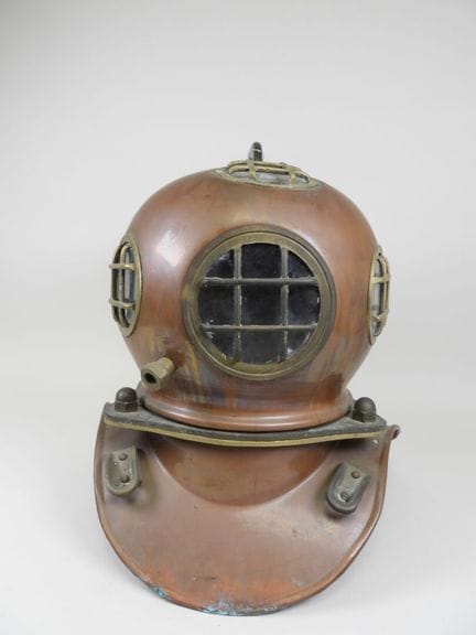 Diver's helmet, for nautical décor.
High-quality r