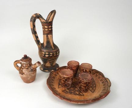 Servizio in terracotta composto da un vassoio con 