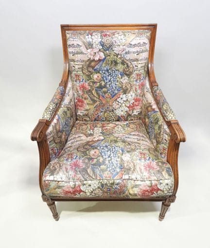 Sillón «bergère» de madera moldeada y tallada, con